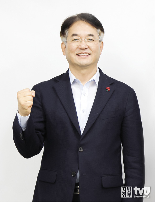 인터뷰 마치고 나서 파이팅! 포즈를 취한 이동환 고양특례시장 ⓒ 김자현 기자 