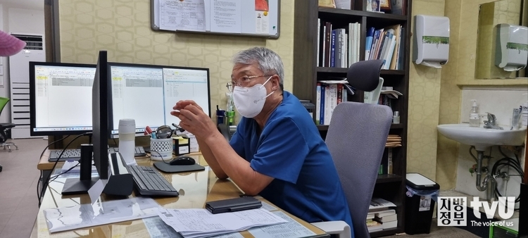 환자를 진료 중인 고영초 원장 