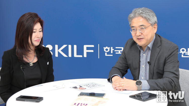 대담을 하고 있는 이영애 발행인과 강성조 원장 