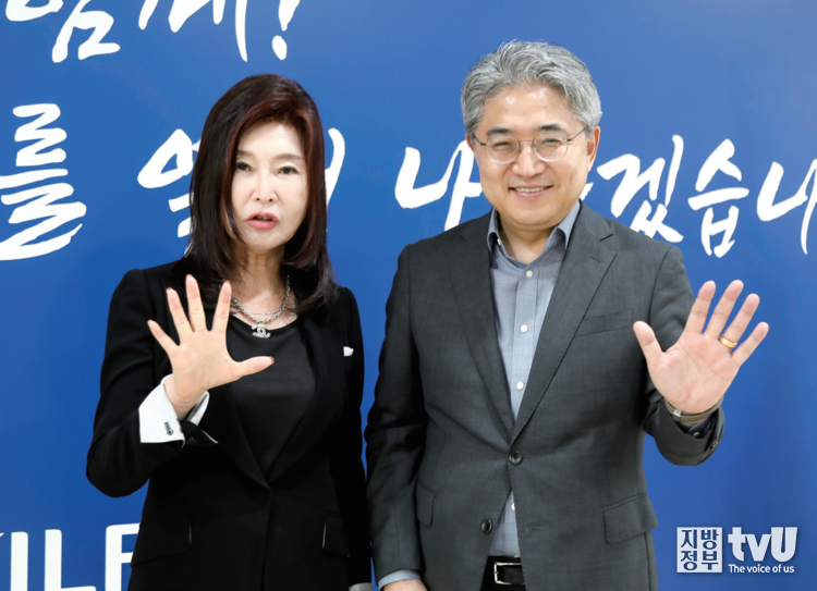 이영애 발행인과 강성조 원장이 국세와 지방세 비율이 5 대 5로 가기를 바라면서 포즈를 취하고 있습니다.