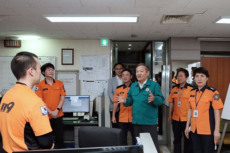 이상민 행정안전부 장관이 23일 오후 서울시 강남소방서를 찾아 을지연습 야간근무 중인 소방대원들과 기념촬영을 하고 있다.(사진출처_ 행정안전부)