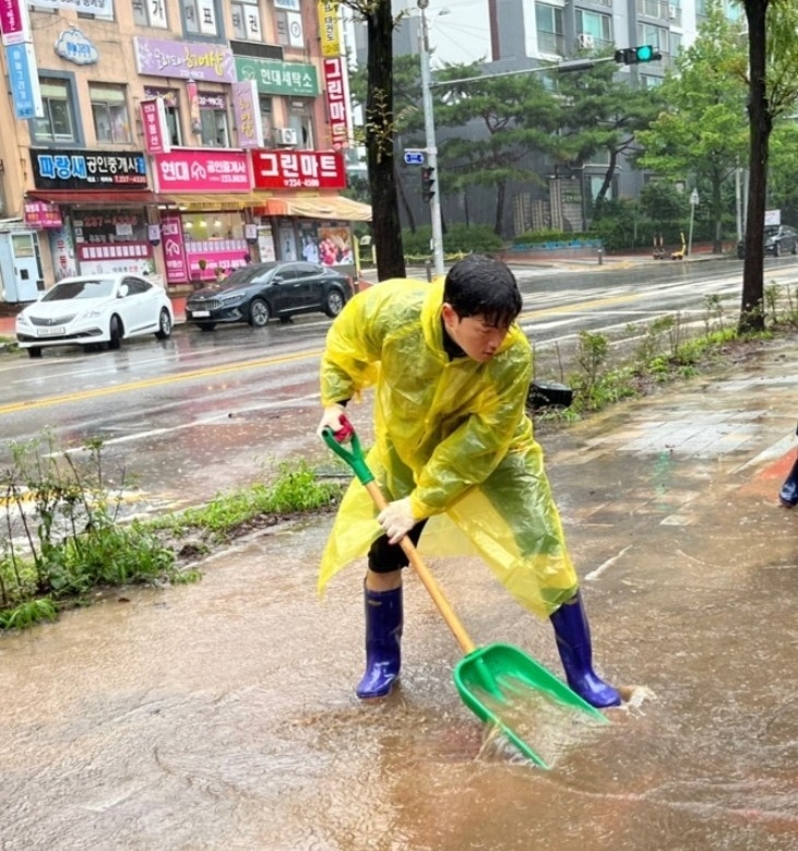 폭우로 물난리가 났을때 수해 복구를 위해 자원봉사를 하고 있는 이욱희 의원 
