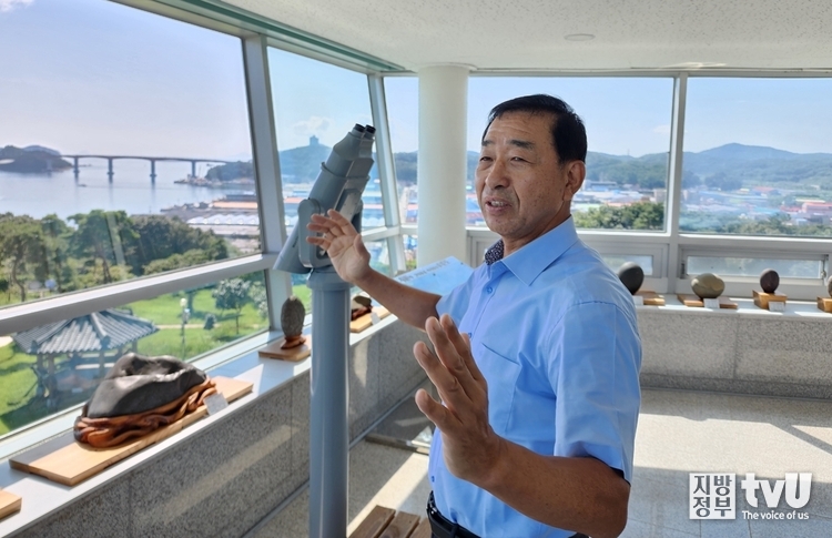 장보고 동상 기념관에서 장보고의 일대기에 대해 설명하고 있는 황상석 관장