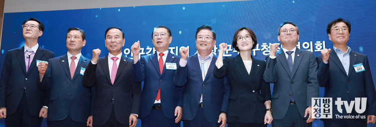 (좌측부터) 박우량 신안군수, 조재구 대한민국 시장·군수·구청장협의회 대표회장, 박덕흠 국회 정보위원회 위원장, 송인헌 협의회장, 우동기 대통령직속 지방시대위원회 위원장, 김영미 대통령직속 저출산고령사회위원회 부위원장, 고기동 행정안전부 차관, 이현종 철원군수