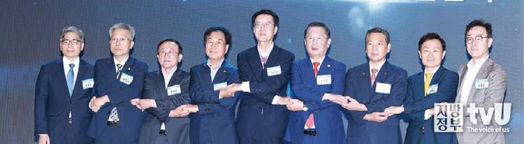 인구 감소 지역 시장·군수·구청장협의회 임원진들 (오른쪽에서 네 번째가 협의회장으로 추대된 송인헌 괴산군수)