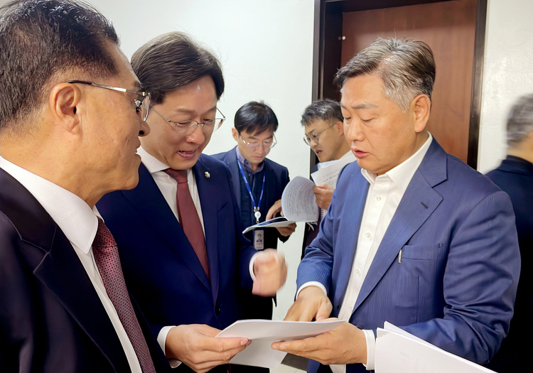 김관영 전북지사(오른쪽)가 국회 소회의장 앞에서 의원들과 이야기하고 있다. 전라북도 제공. 