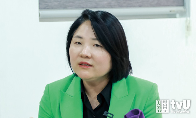 신지영 고려대학교 국어국문학과 교수('품격언어'를 주제로 헬퍼공직자교육원 강의를 진행했다) 