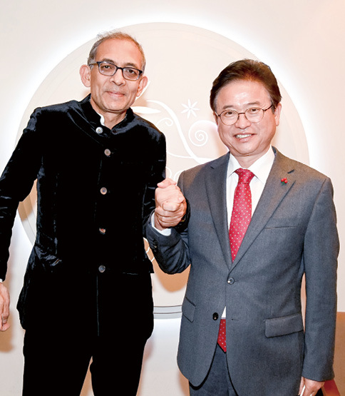 이철우 경북지사가 2019년 노벨경제학상 수상자인 아브히지트 바네르지 미국 메사추세츠공대 교수와 손을 맞잡고 있다.