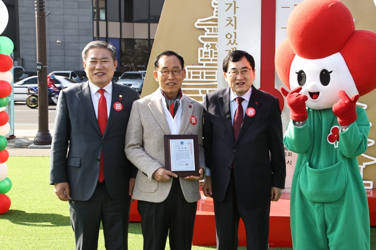 구승회 대한노인회 경주시지회장이 희망2024 나눔캠페인에 참석해 감사패 수령 후 주낙영 시장(우)과 이철우 의장(좌)과 함께 기념촬영을 하고 있다(사진_ 경주시 제공) 