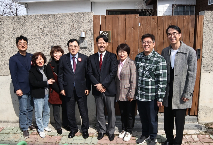 마을호텔 '행복꿈자리' 외국인관광도시민박업 내국인 숙박 특례 전환 현판식 개최 (왼쪽에서 네 번째 주낙영 경주시장과 관계자들) 사진=경주시 제공