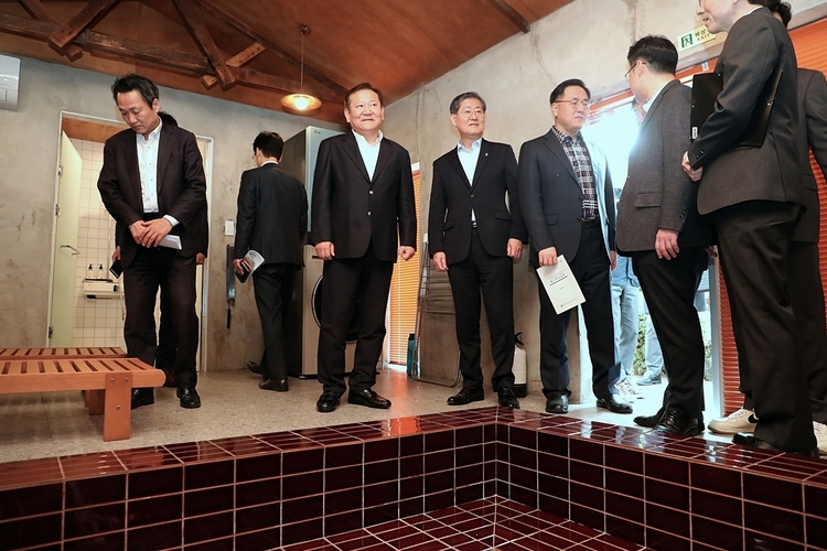 제주시 농어촌 빈집 활용 숙박시설을 찾아 관계자에게 설명 듣고 있는 행정안전부 이상민 장관과 17개 시도 부단체장들. 사진=행정안전부 제공