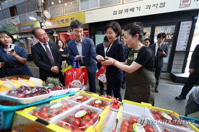 오영주 중소벤처기업부 장관과 이복현 금융감독원장이 6월 11일 오후 서울 종로구 통인시장에서 열린 전통시장-금융시장 결연 장금이 확대보고회의를 마친 뒤 장을 보고 있다. 사진=연합뉴스