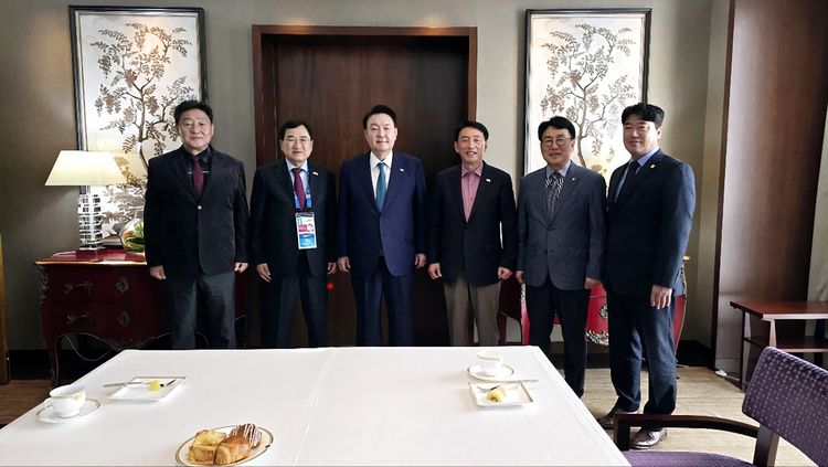 이동협 경주시의장, 주낙영 경주시장, 윤석열 대통령, 김석기 국회의원, 류완하 동국대WISE캠퍼스 총장, 이락우 APEC 특위 위원장 (왼쪽부터) <사진=경주시>