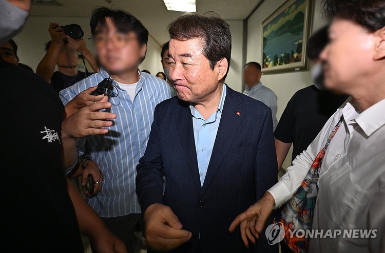 김충섭 김천시장이 지난 8월 29일 오전 대구 수성구 대구고등법원에서 열린 공직선거법 위반에 대한 항소심을 마친 후 법원을 나서는 모습 <사진=연합뉴스 >