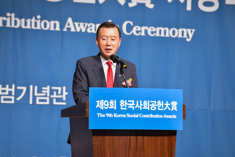홍문표 aT 사장이 15일 제9회 한국사회공헌대상을 받았다. <사진=aT>