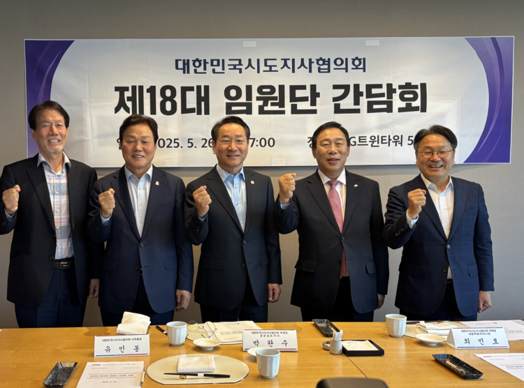 대학민국시도지사협의회 임원단, 유민봉(사무총장), 박완수(부회장), 유정복(협의회장), 최민호(부회장), 강기정(감사) <사진=대한민국시도지사협의회>
