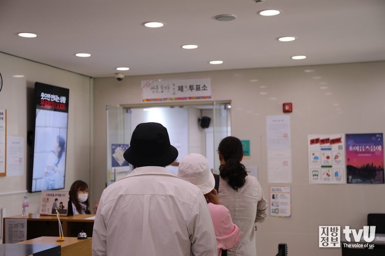 3일 오전 21대 대통령 선거 투표소에 유권자들이 차례를 기다리고 있다. 