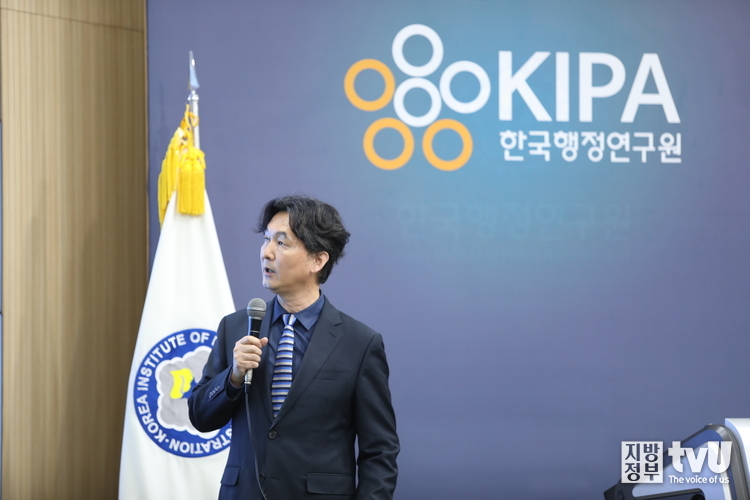 임성근 한국행정연구원 선임연구위원이 16일 '섬 지역 자치행정모델 개발 및 특례법안 제정 연구' 최종보고회에서 발표하는 모습. 