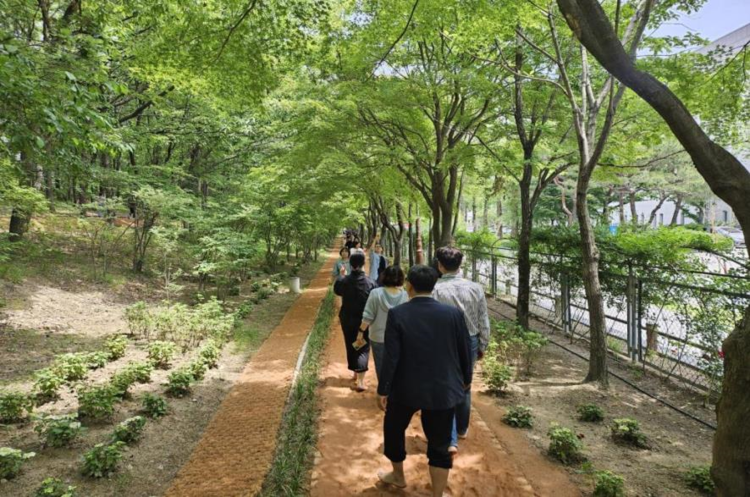 한밭수목원에 새롭게 조성된 맨발걷기 산책로<사진=대전시>