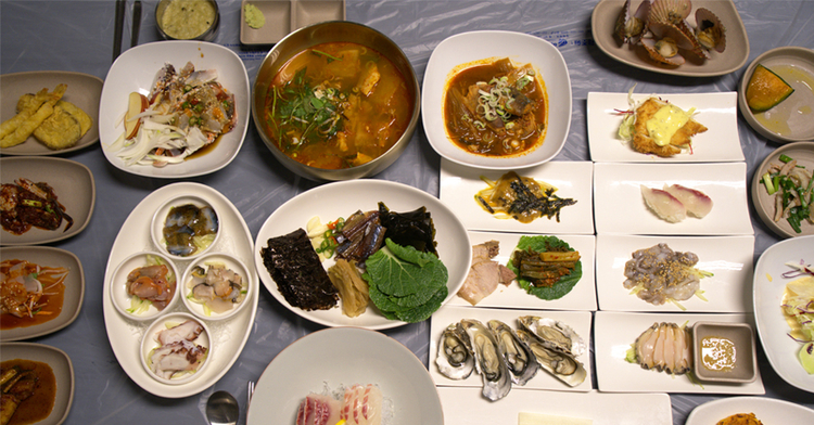 통영중앙전통시장의 식자재를 한꺼번에 맛볼 수 있는 통영 다찌<사진=경남관광길잡이>