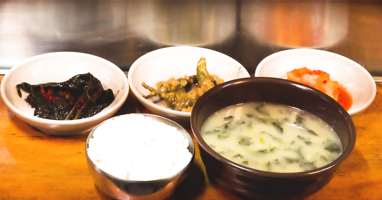 동피랑 벽화마을을 걷다 맛볼 수 있는 든든한 시락국<사진=걍님관광길잡이>