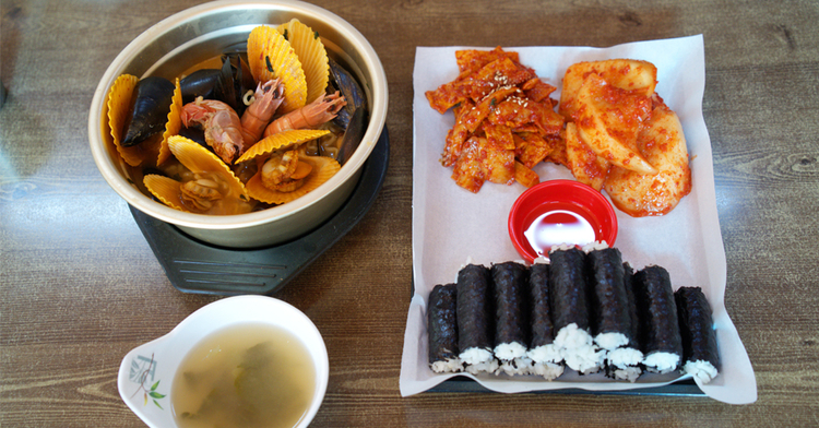 쫄깃한 오징어와 아삭한 무와 함께 먹는 충무김밥<사진=경남관광길잡이>