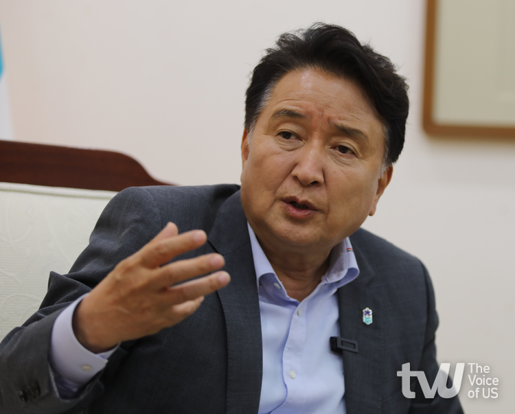 김영환 충북도지사는 월간 지방정부와 인터뷰에서 '일하는 밥퍼'와 '의료비 후불제' 등을 성공적 복지모델로 평가했다. 시인인 김 지사는 지도자 덕목으로 상상력을 꼽았다 <사진=전화수 기자>