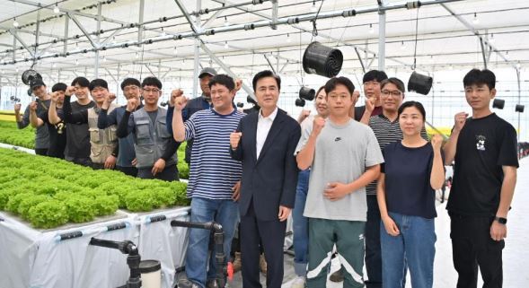 충남도 스마트팜의 청년 농부들<사진=대전MBC>