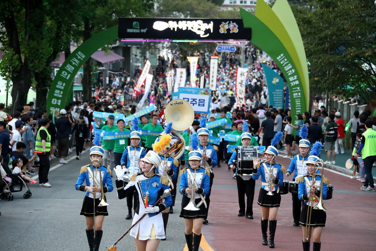 무주반딧불축제 입장 퍼레이드<사진=무주군청>