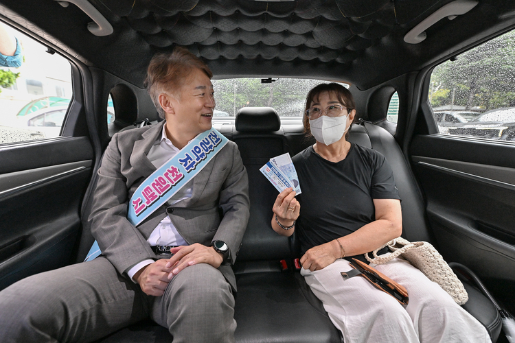 의료 취약계층 교통복지 정책 ‘천원택시’가 시행 100일을 맞아 주민들로부터 큰 호응을 얻고 있다<사진= 광주 서구