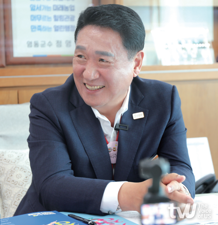 정영철 영동군수. 인터뷰 내내 웃음이 떠나지 않았다. 영동국악엑스포 입장객이 100만을 넘으면 시장 광장에서 큰 절 올리고 한바탕 노래를 부르겠다고 약속했다. 