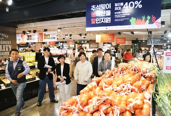 '농축산물 할인지원 사업’ 현장을 점검하고 있는 송미령 장관<사진=농식품부>