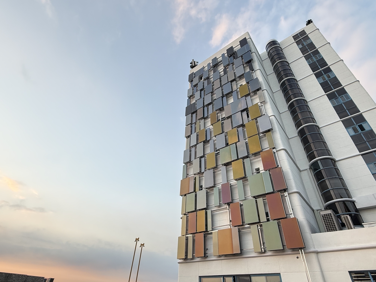 수원시 팔달구 옛 경기도청사 제2별관을 친환경 에너지와 예술이 결합된 복합 혁신공간으로 탈바꿈한 ‘사회혁신공간 팔로우(Follow)’가 11월 1일 새롭게 문을 연다.<사진-경기도>