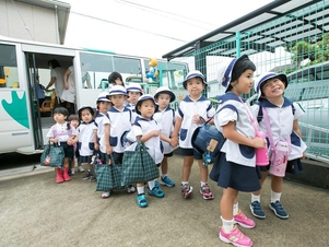 市内の指定保育所（園）に子どもたちを送迎するバス.jpg