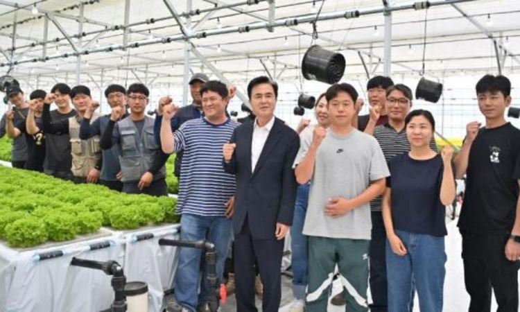 탈서울 귀농 1년 억대 연봉...부쩍 큰 충남 청년농 스마트팜