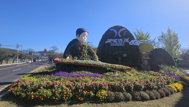 [APEC 포토 뉴스] “어서 오세요”... 경주 구황교 네거리 꽃 조형물 설치