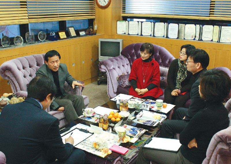 좌담 중인 패널들 1ac410c4c894ae529d92f6fea82e85f2_1528944289_126.png