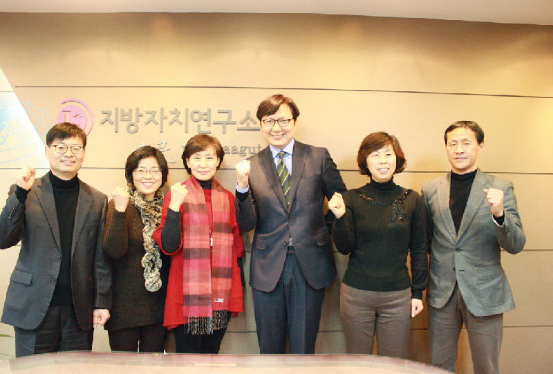 좌담회 마치고 파이팅! 1ac410c4c894ae529d92f6fea82e85f2_1528944306_2738.png