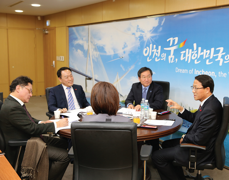토론 중인 패널들 